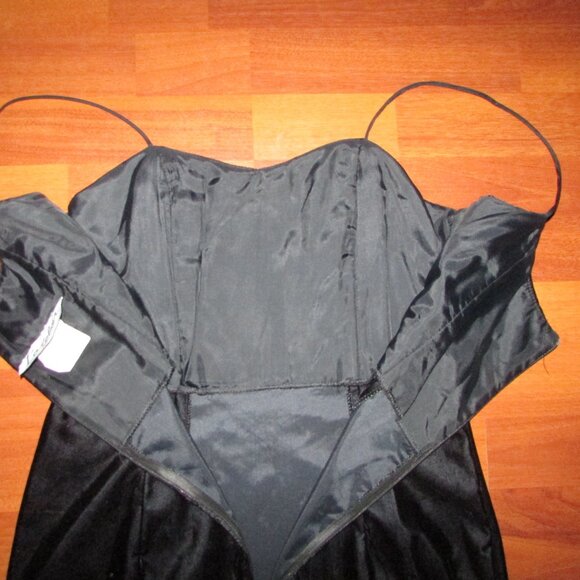 Black Velvet Slim Fitting Dress Gown - Sz 9 - Vintage - Picture 7 of 9